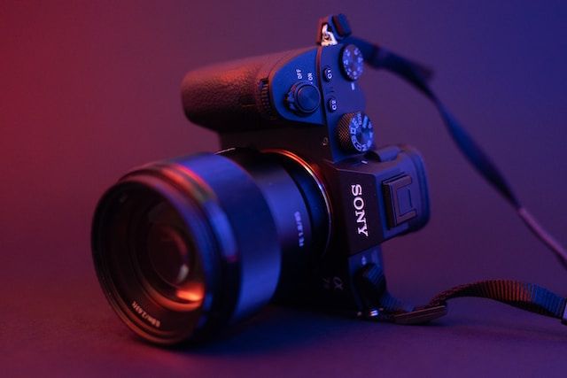 Câmera DSLR Sony para fotografia de produtos