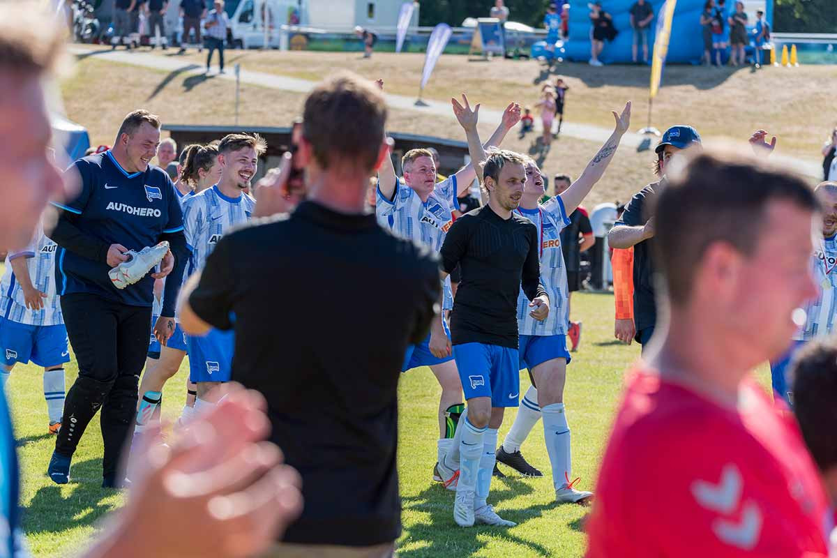 Mit lauten Schlachtruf HA HO He Hertha BSC marschierten die Spielerinnen und Spieler durch das Spalier