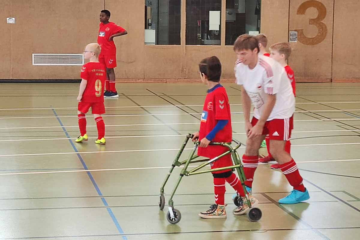 Trainer Timm unterstützt Tudor auf dem Feld