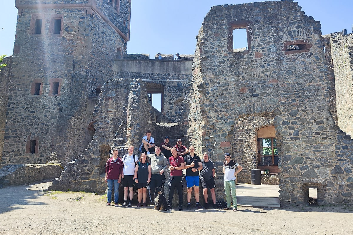 Abbildung zeigt: Ibbenbürener Kickers besuchten auf der Rückfahrt Burg Frankenstein bei Darmstadt.