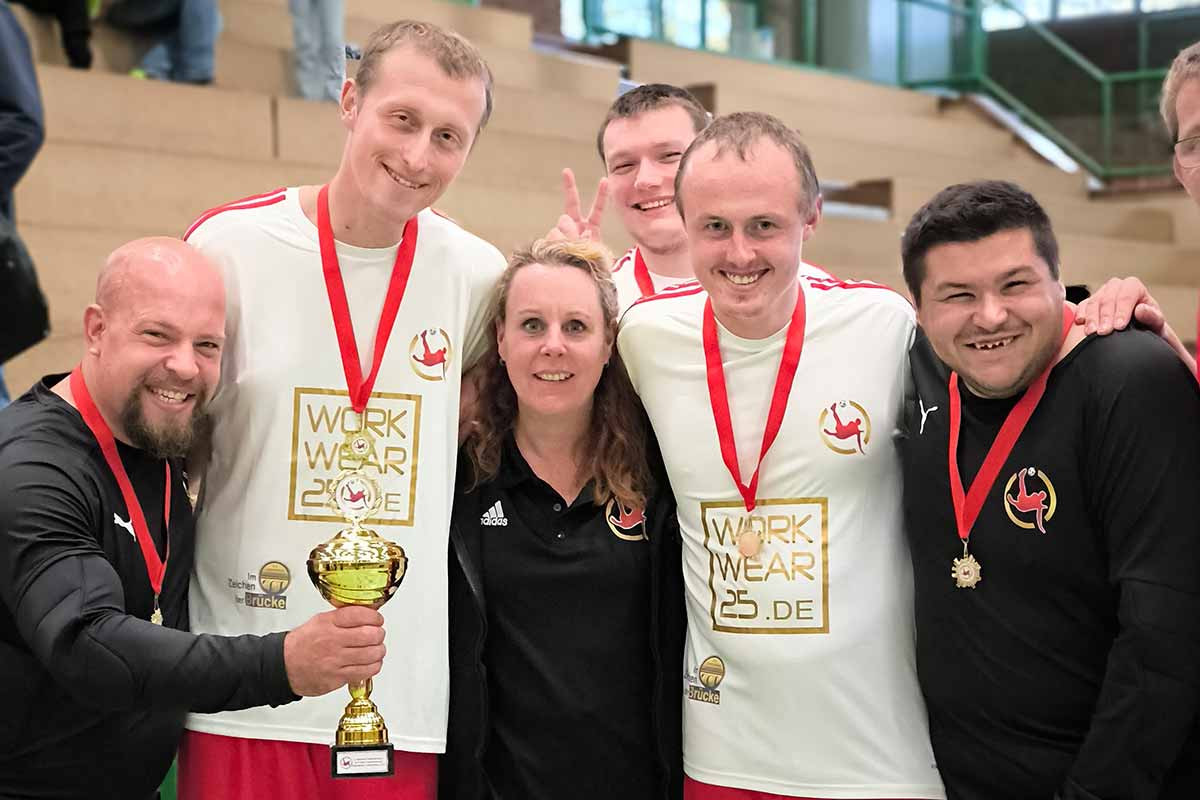 Große Freude bei allen Spielern über den Pokal und den Medaillen