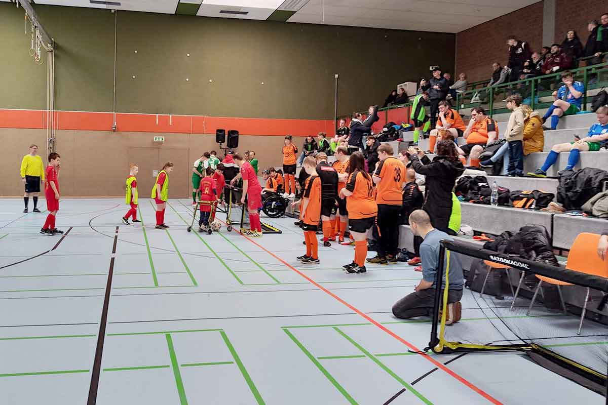 Kinder spielen Fußball im Funino-Modus auf kleinen Toren.