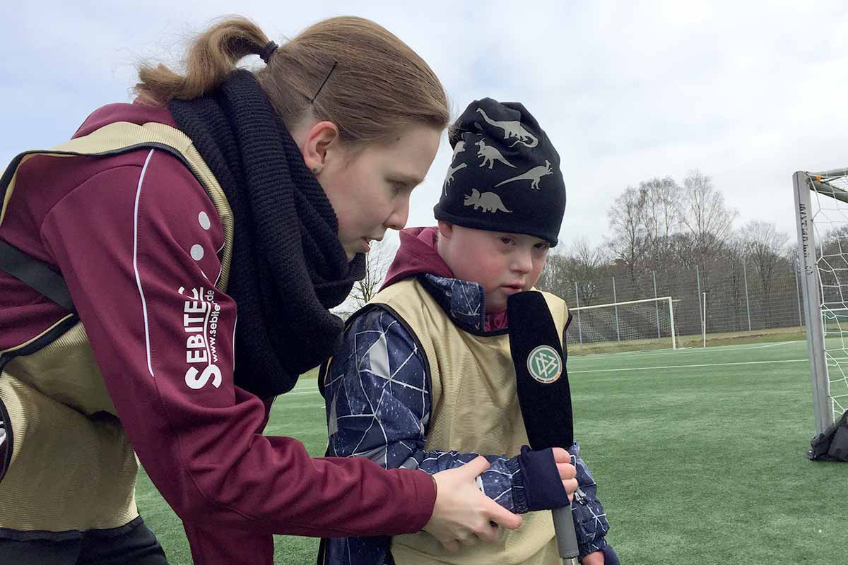 Spieler der Ibbenbürener Kickers teilen ihre Erfahrungen vor der Kamera