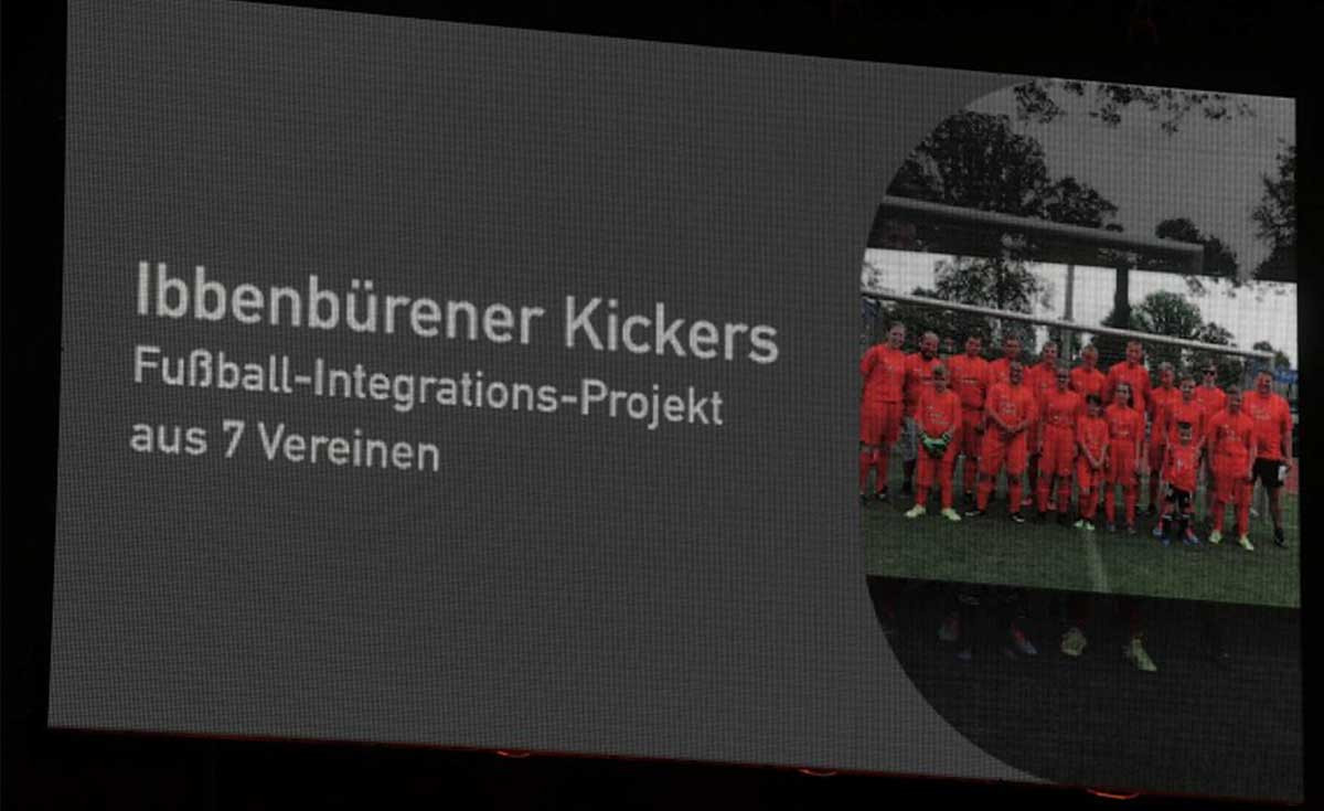 Trainer der Ibbenbürener Kickers halten stolz ihren Award