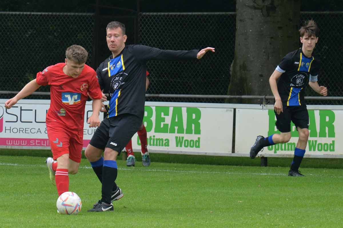 Spielerinnen und Spieler feiern nach einem erfolgreichen Tor beim Inklusionsturnier