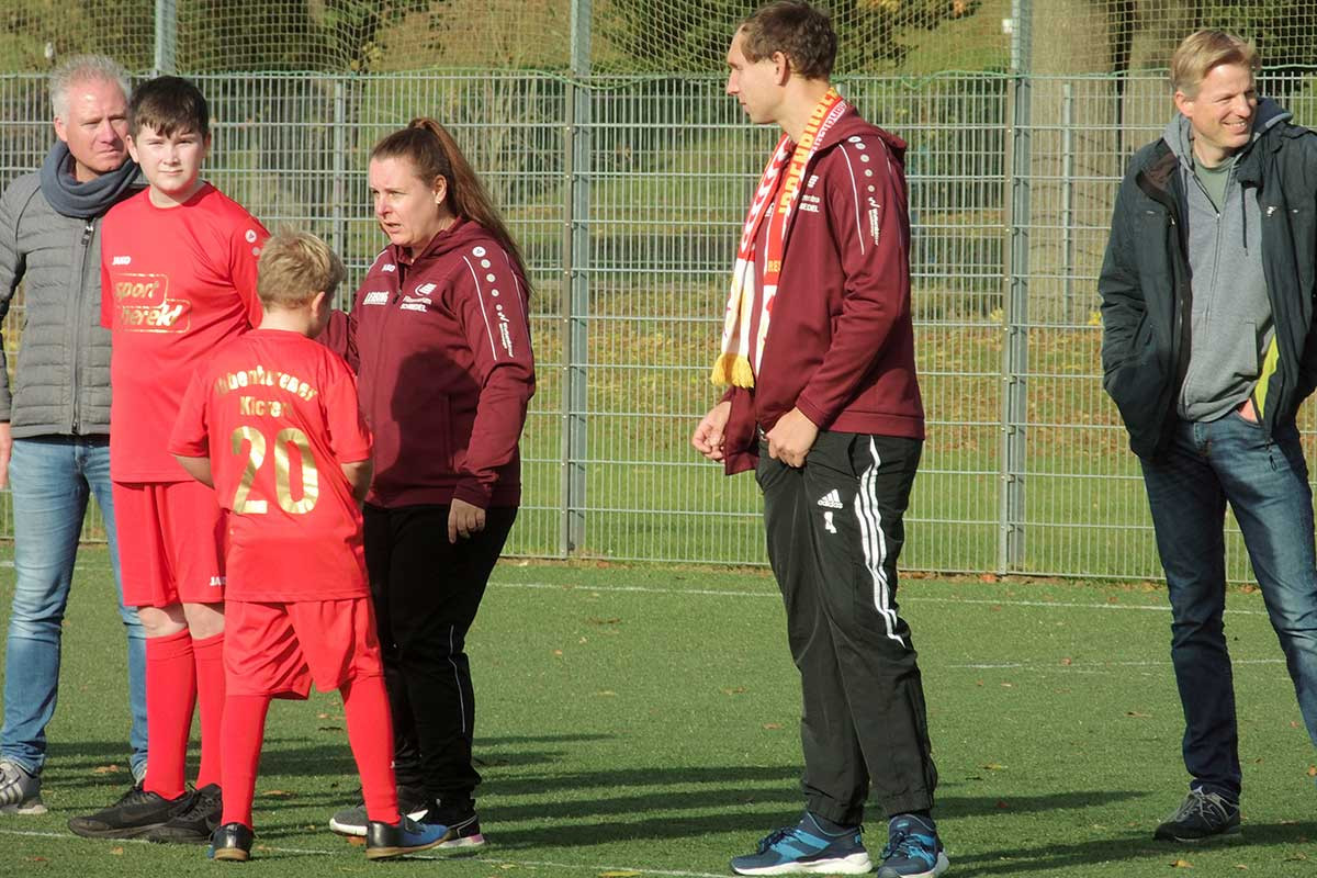 Inga und Jan als Trainer an der Seitenlinie