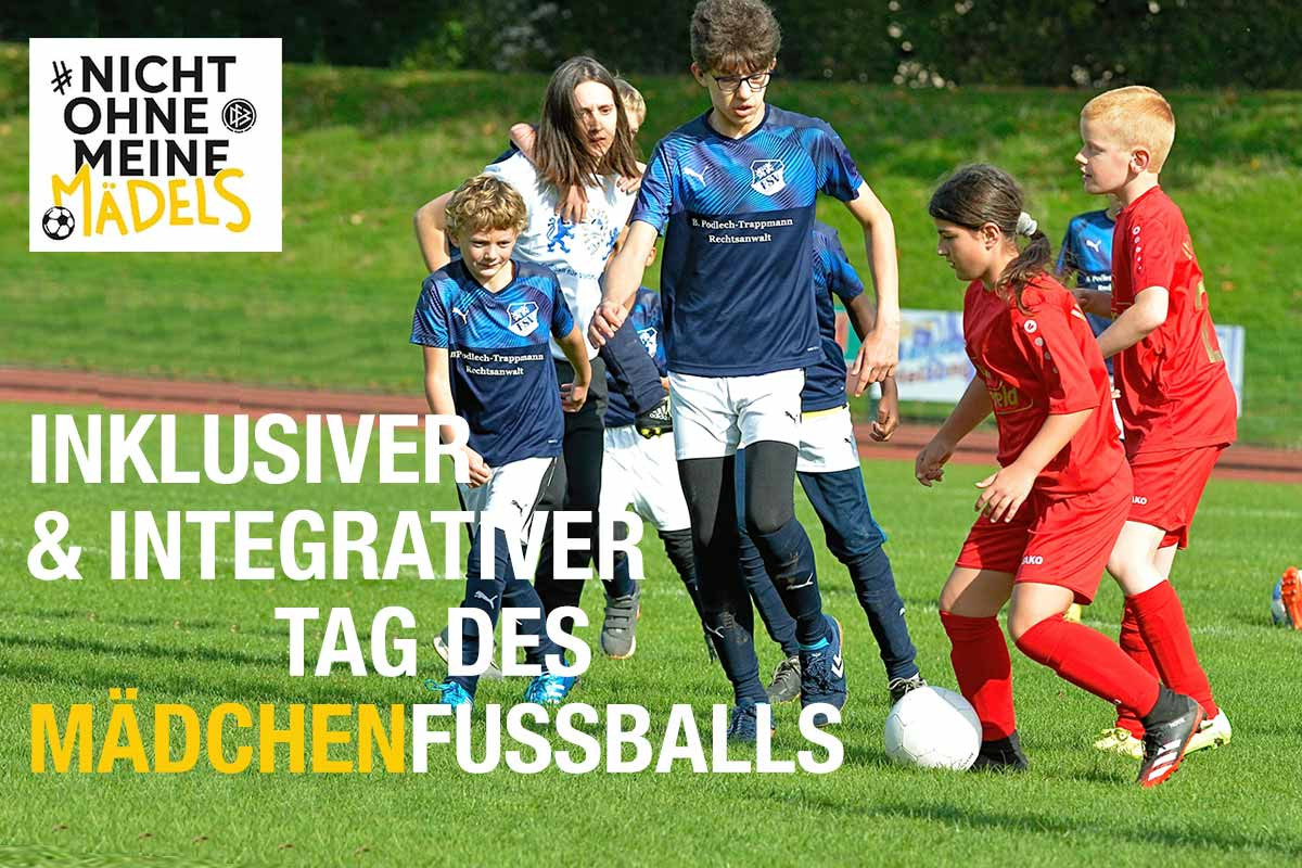 Ein Mädchen läuft mit dem Ball auf dem Fußballfeld