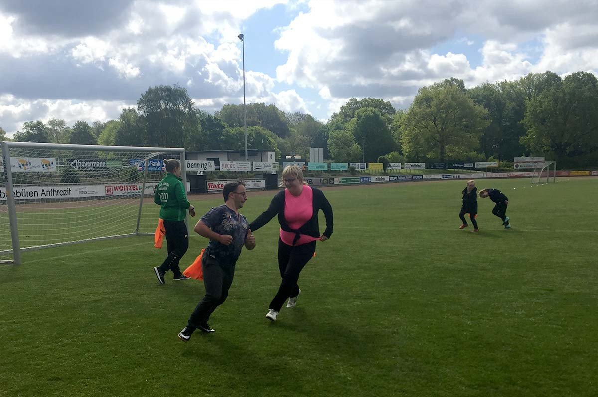 Spielerinnen und Spieler mit strahlenden Gesichtern