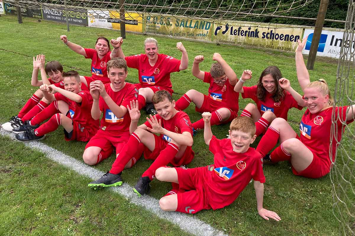 Freudige Atmosphäre auf dem Fußballplatz während des Inklusionsturniers