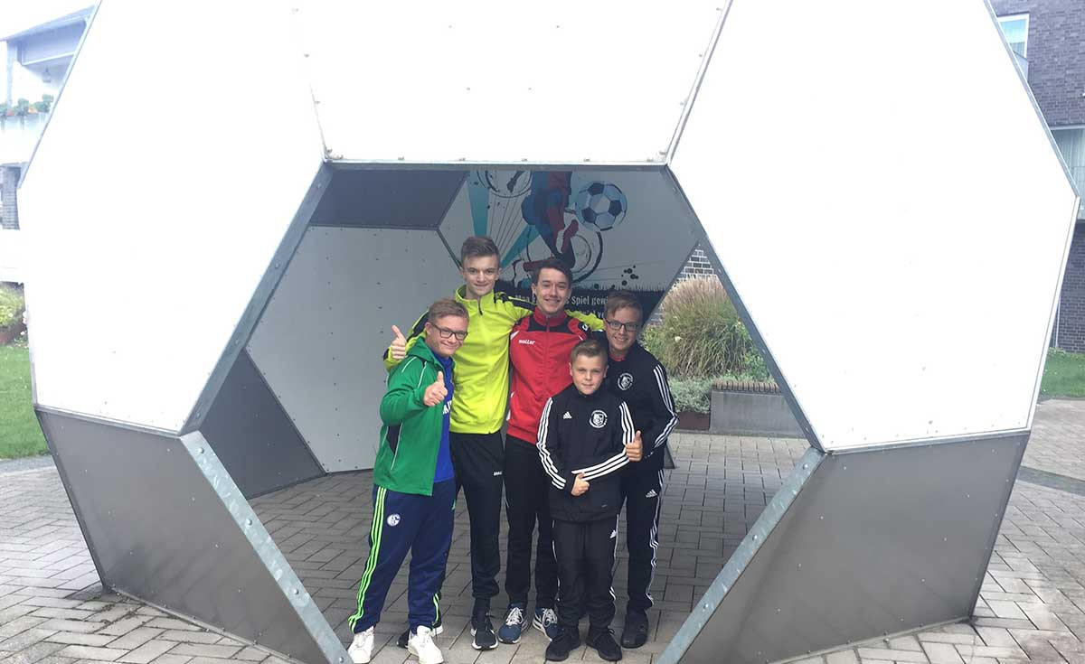 Fünf stolze Ibbenbürener Spieler vor der Sportschule in Kamen-Kaiserau