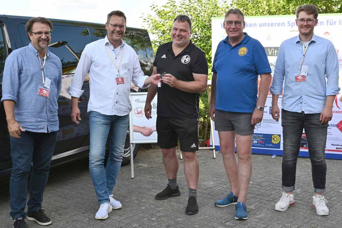 Bild des neuen Opel Vivaro-e Team-Fahrzeugs der Ibbenbürener Kickers. Sichtfelder Gbr und lokale Sponsoren ermöglichen dieses wichtige Projekt.