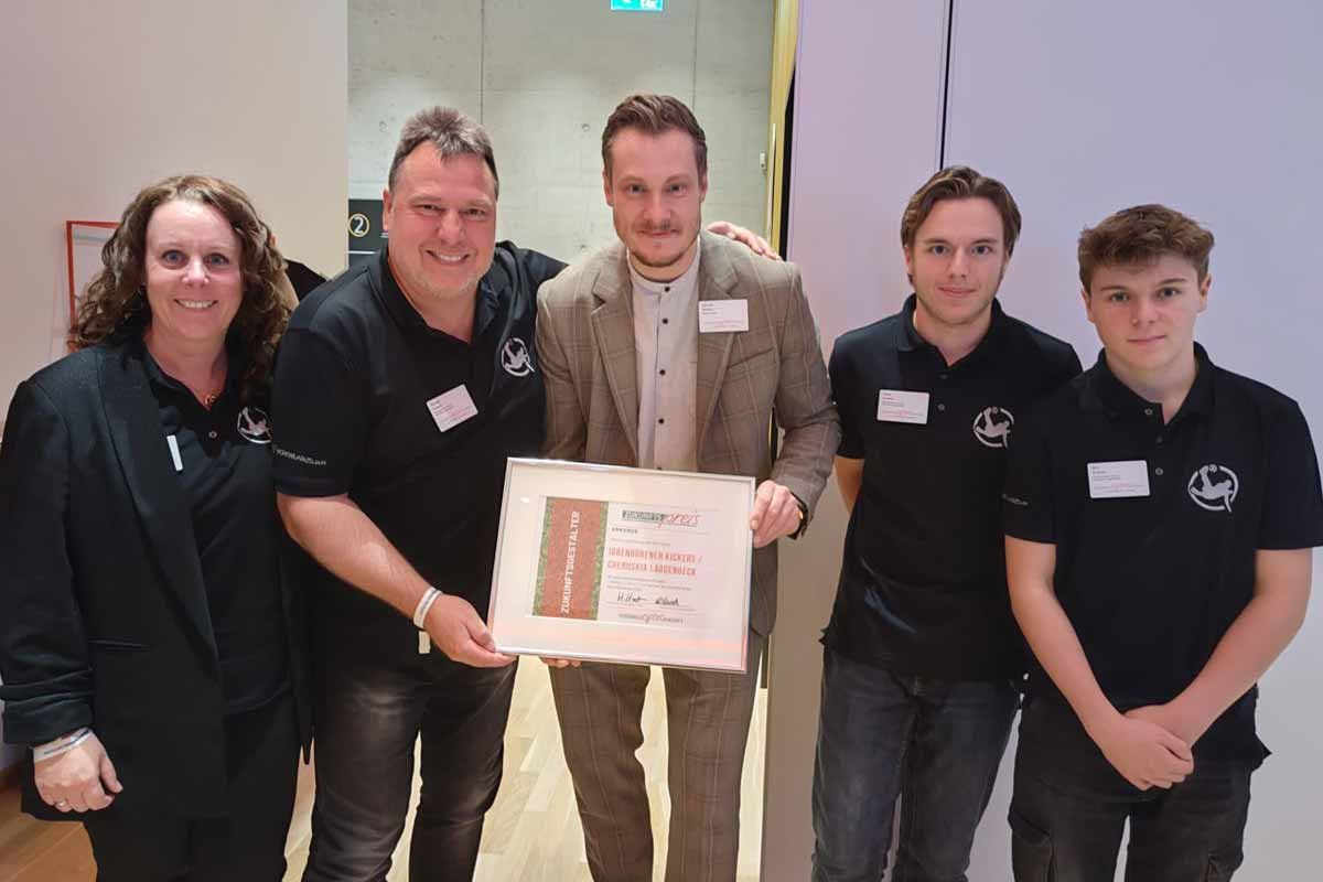 Familie Grabow mit Marcel bei der Preisverleihung 2022 im deutschen Fußballmuseum