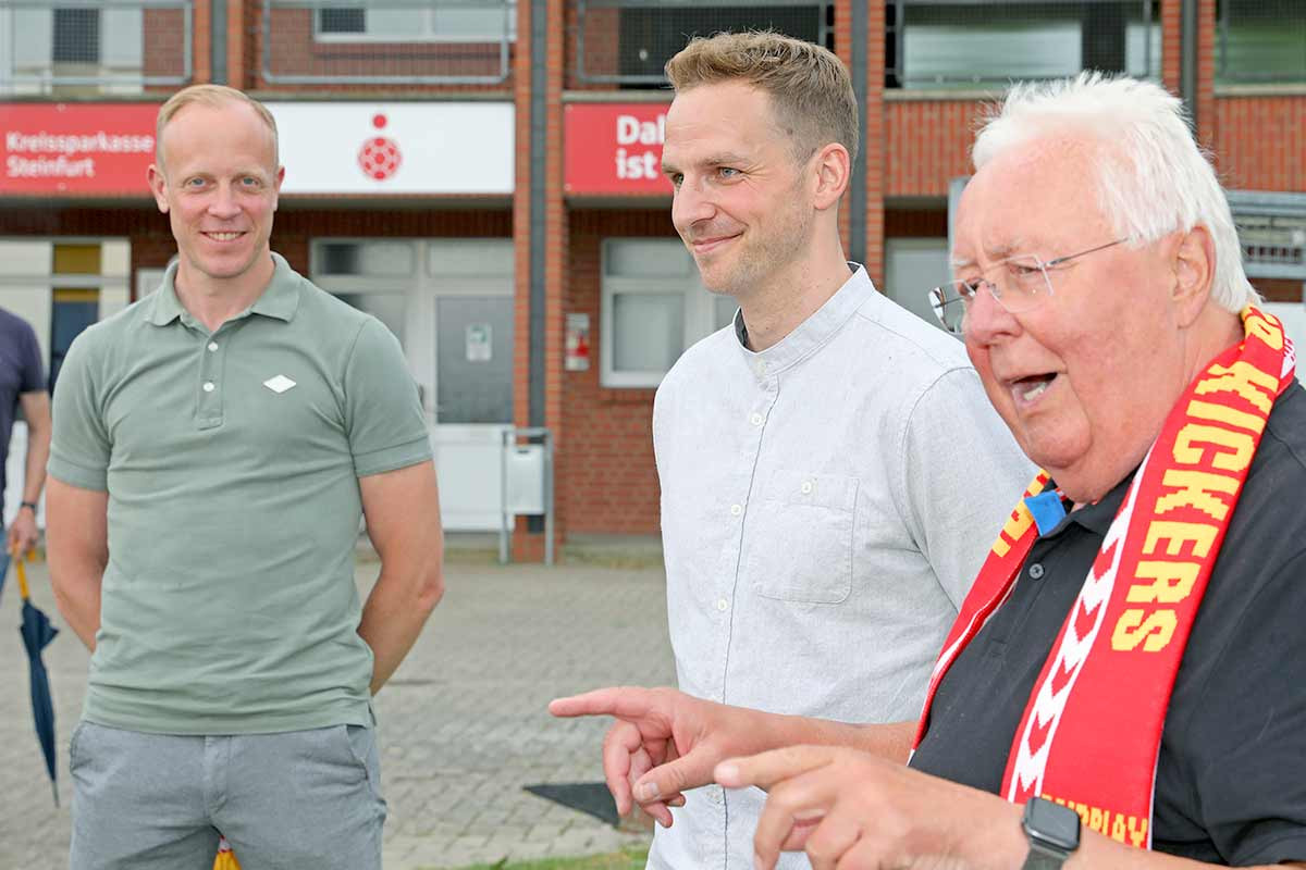 Klaus Jahn, früherer Vorsitzender des DFB-Ausschusses für Freizeit und Breitenfußball und langjähriger Vizepräsident des FLVW, Bundesliga-Schiedsrichter Sören Storks und FIFA-Schiedsrichterassistent Christian Gittelmann zeichnen die Ibbenbürener Kickers aus