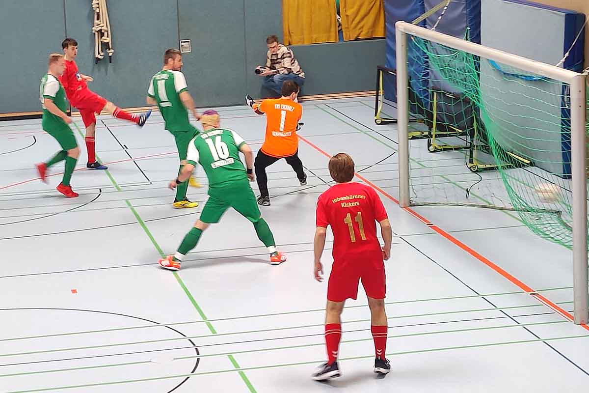 Abbildung zeigt: Spieler und Trainer sind begeistert von der fantastischen Stimmung in der Halle.