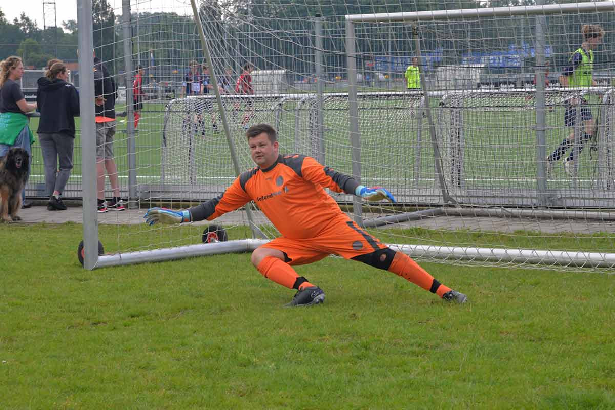 Trainer Marcel Grabow versucht sein Glück beim Elfmeterschießen gegen den Torwar
