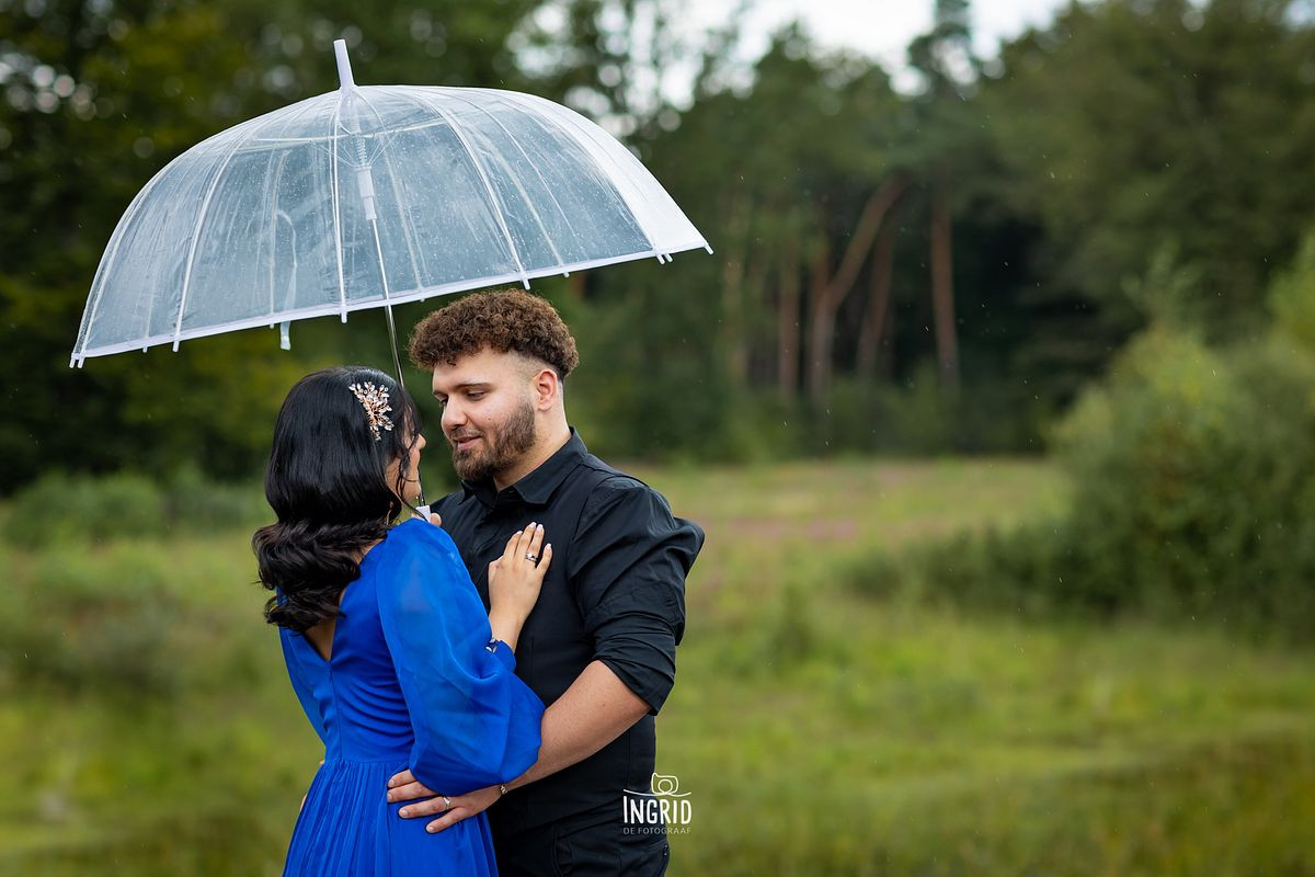 Loveshoot in de regen met paraplu