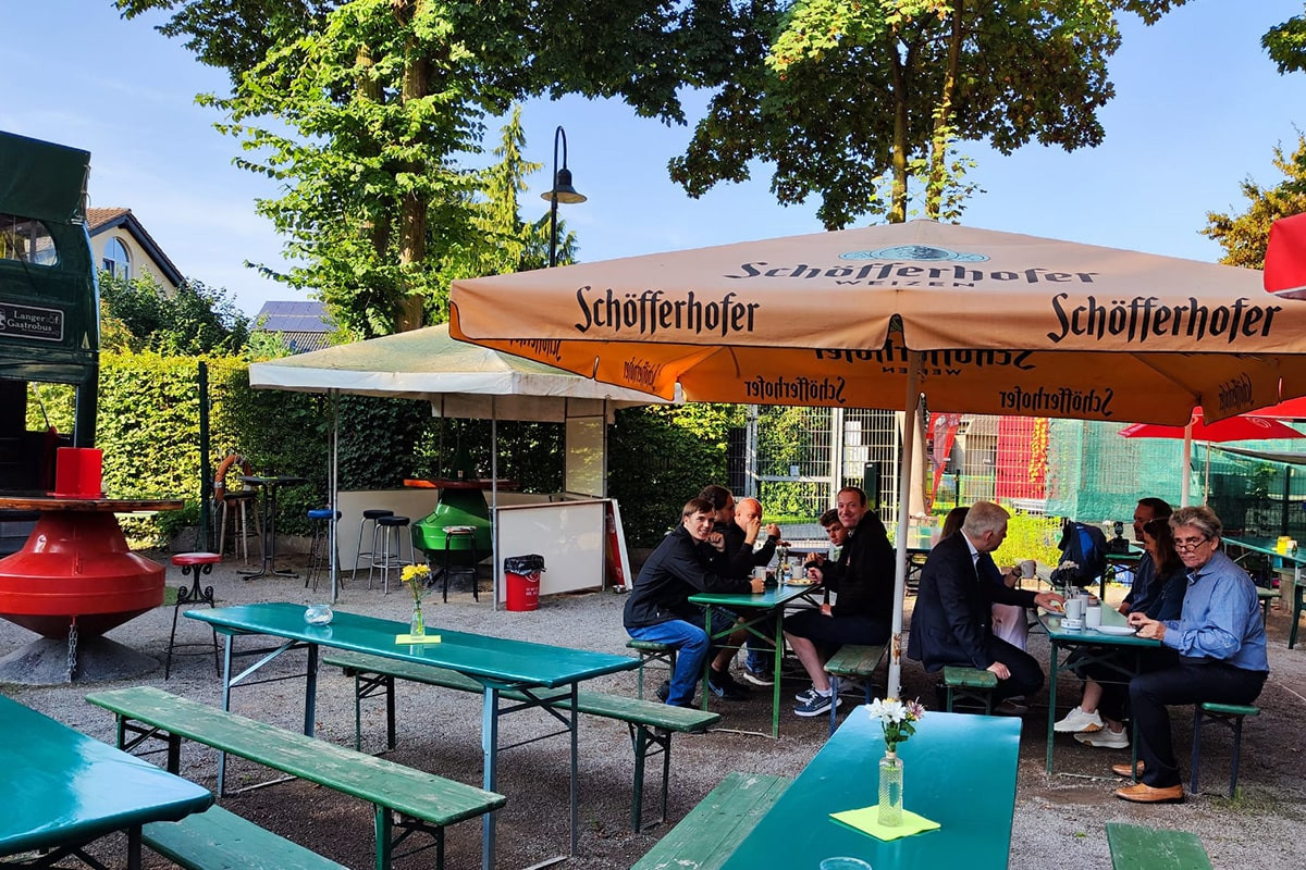 Abbildung zeigt: Ibbenbürener Kickers genießen ein gemeinsames Frühstück vor der Preisverleihung