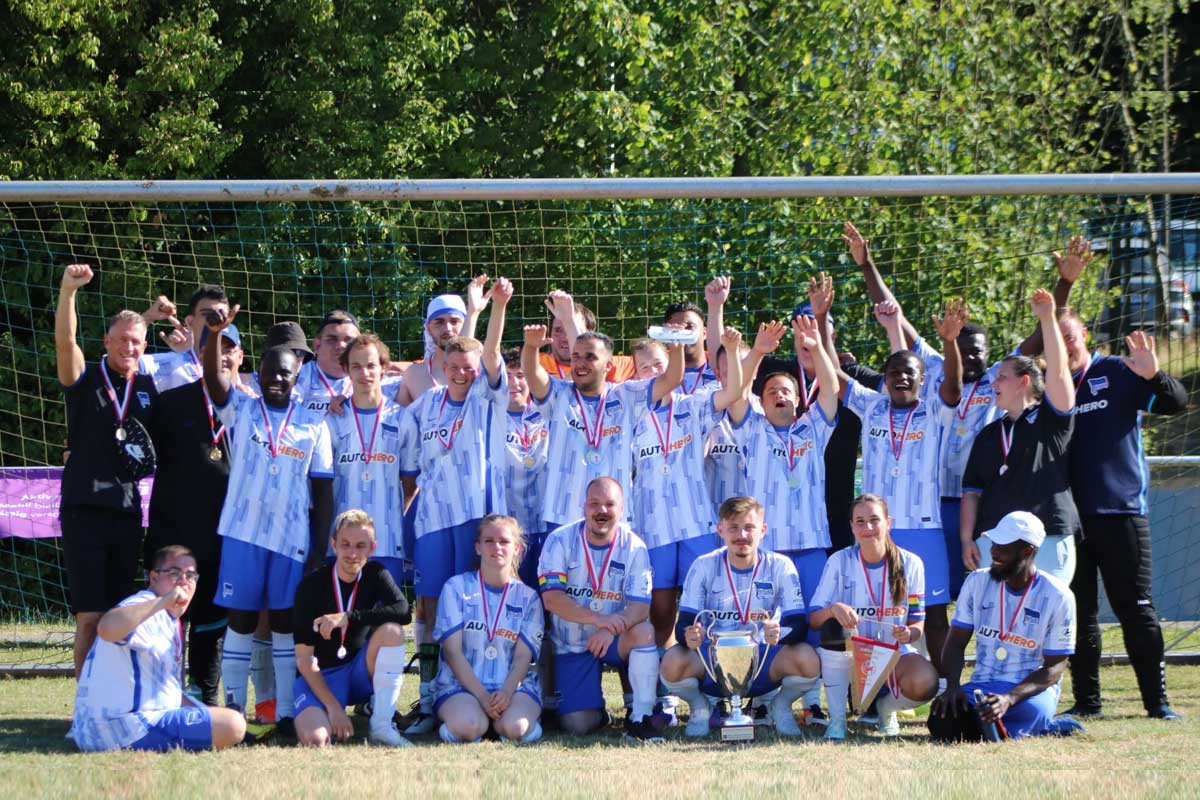 Bild von Hertha BSC beim Ibbenbürener Kickers Cup 2022. Das inklusive Team von Hertha BSC nahm an diesem besonderen Turnier teil, das 34 Mannschaften und über 400 Sportler aus Traditions- und Bundesliga-Teams zusammenbrachte.