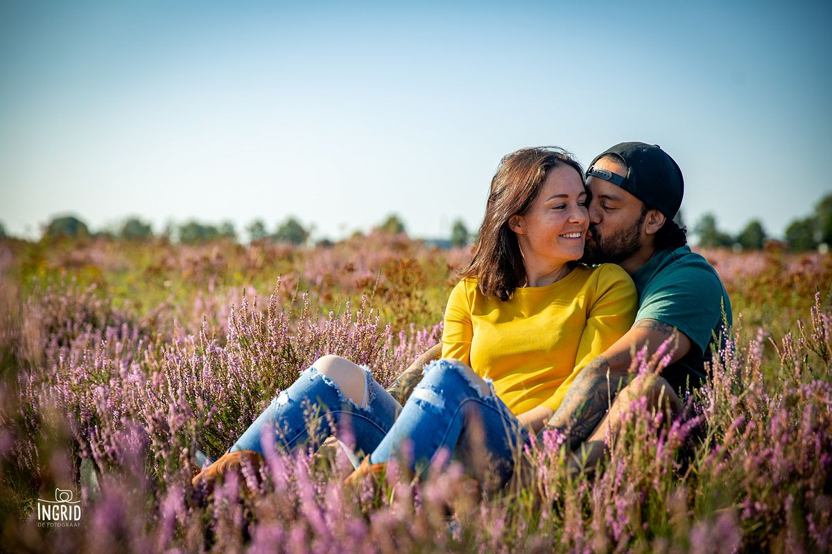 Liefdevolle foto van papa en mama tijdens fotoshoot