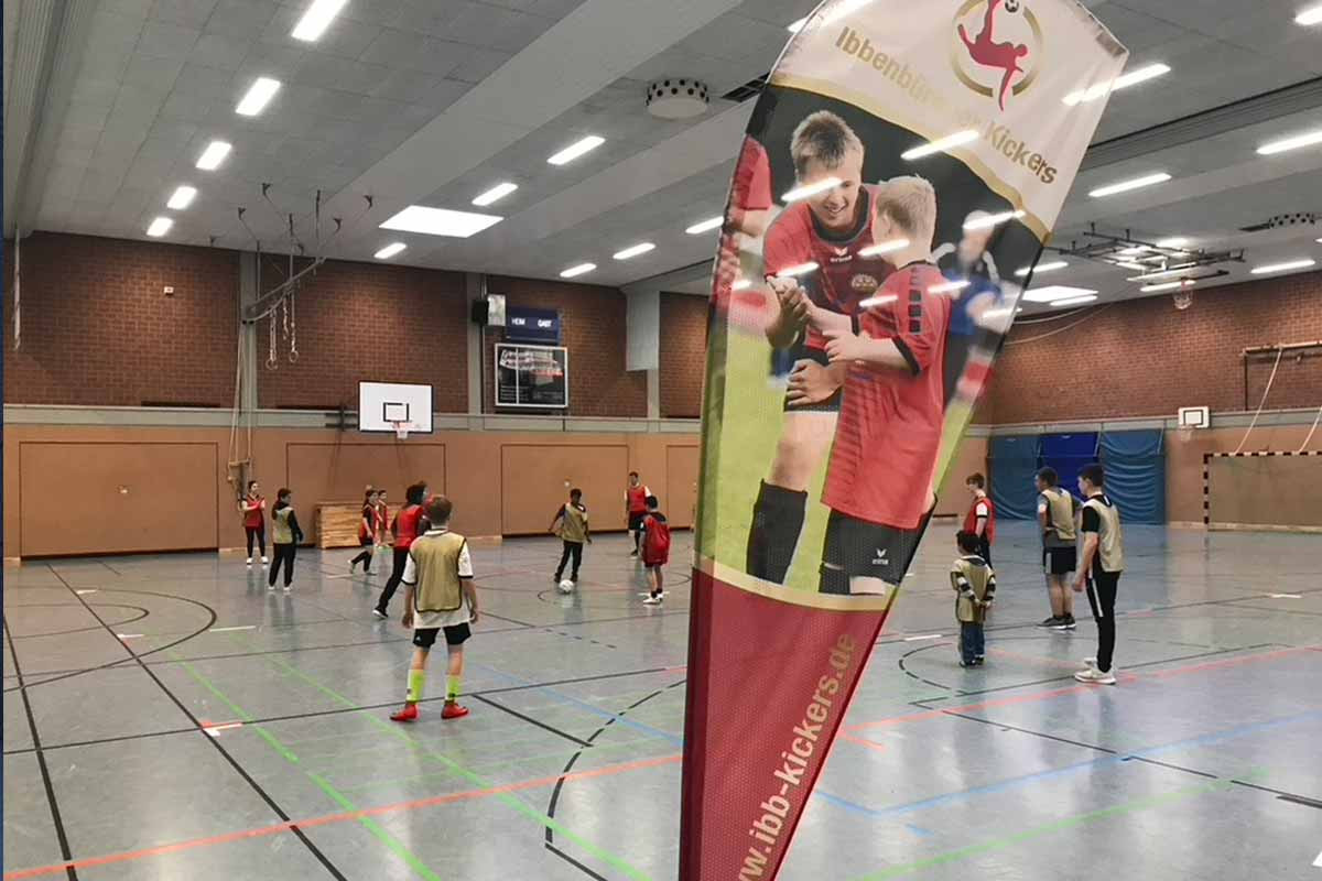 Beach-Flags und Roll-Ups der Ibbenbürener Kickers vor der Sporthalle