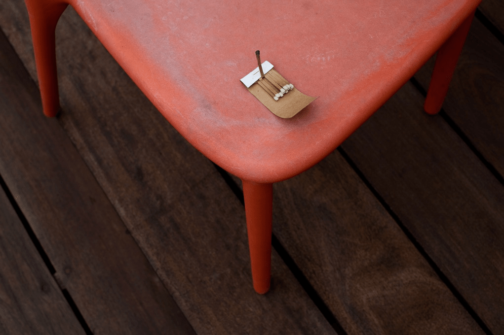 Streichholzschachtel im roten Stuhl