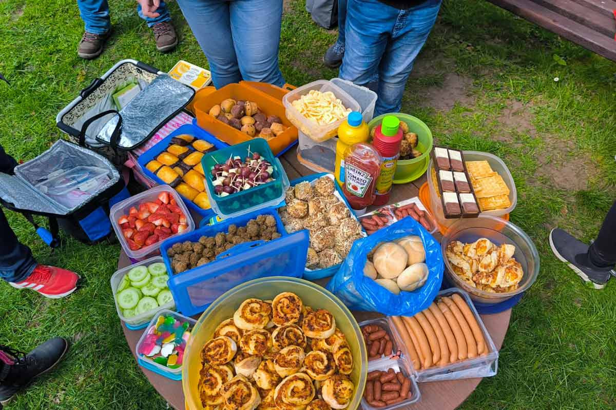 Gemeinsames Essen am Ende der Waldrally mit Obst, Gemüse, Frikadellen, Kuchen und Süßigkeiten