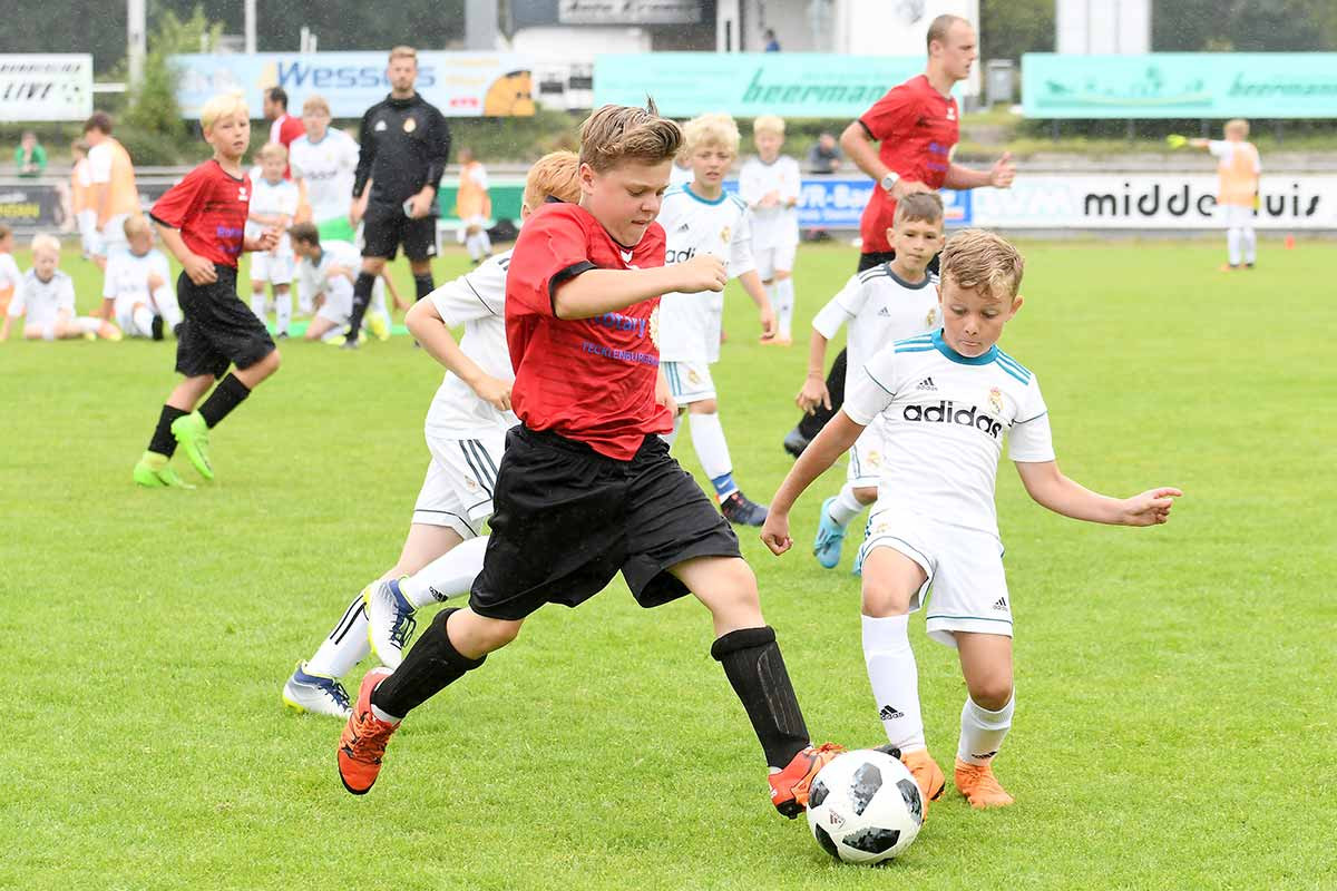 Kinder beim Training mit der königlichen Fußballschule bei den Ibbenbürener Kickers.