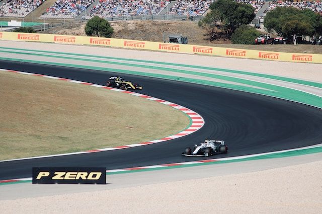 Fotografia de carros em pista de corrida de F1