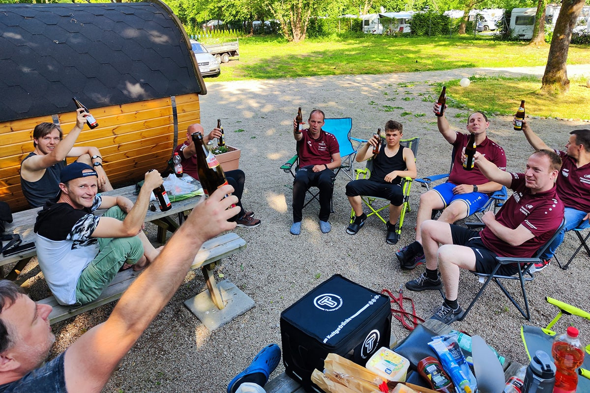 Abbildung zeigt: Gute Laune bei allen mitgereisten Spielern auf dem Campingplatz.