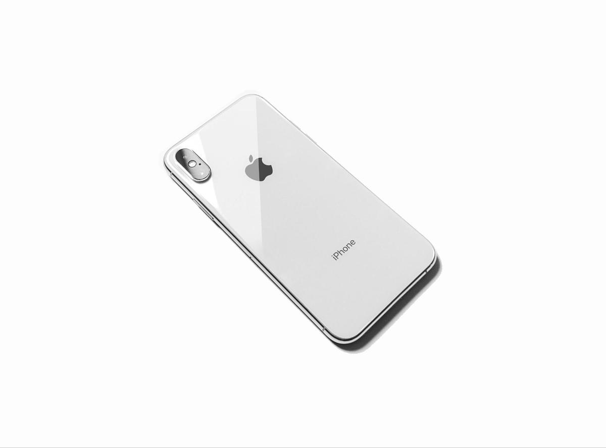 白い背景の Iphone