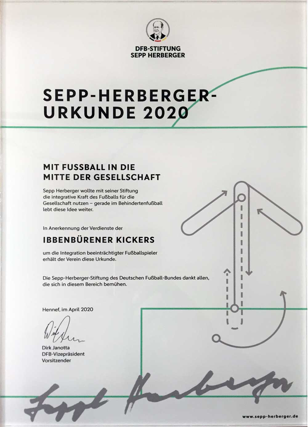 Übergabe der Auszeichnung durch Mandana Büscher von der Sepp-Herberger-Stiftung