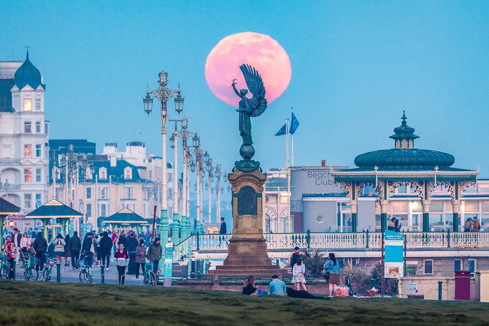 why-does-the-moon-look-so-huge-in-photos