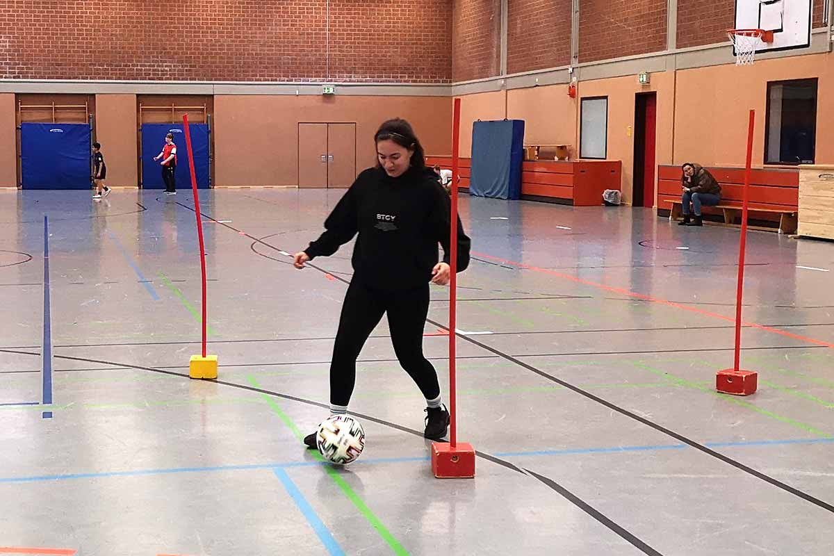 Abbildung zeigt: Fußballerinnen verschiedener Altersgruppen mit und ohne Einschränkungen