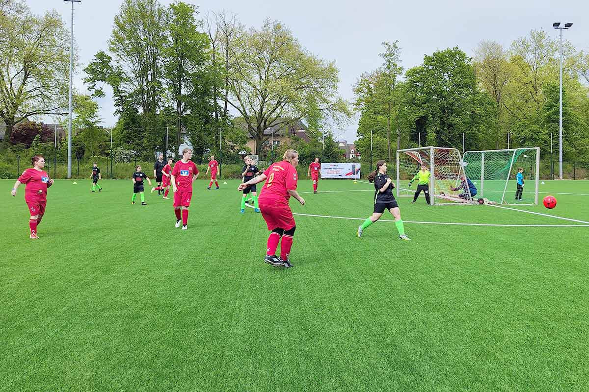 Spannende Spielszene zwischen den Ibbenbürener Kickers und der IFMA