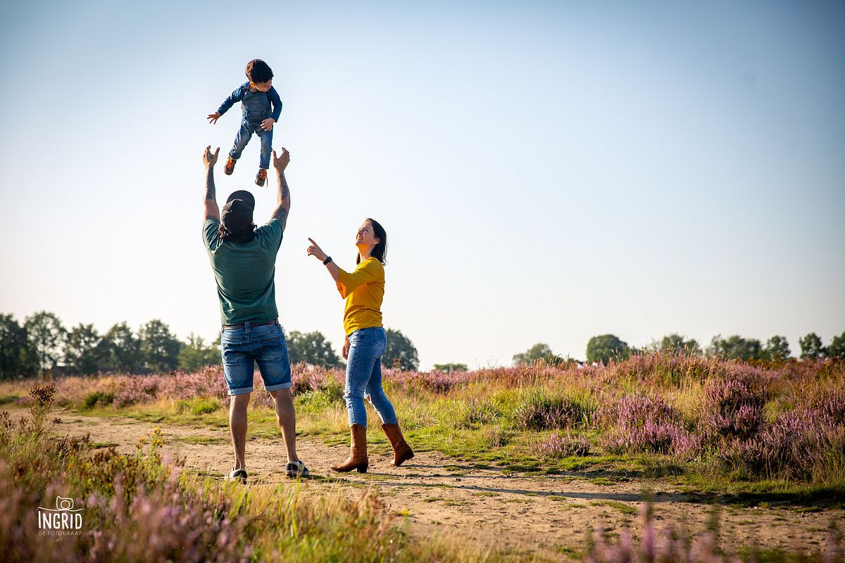 Vliegtuigje spelen met papa en mama tijdens fotoshoot