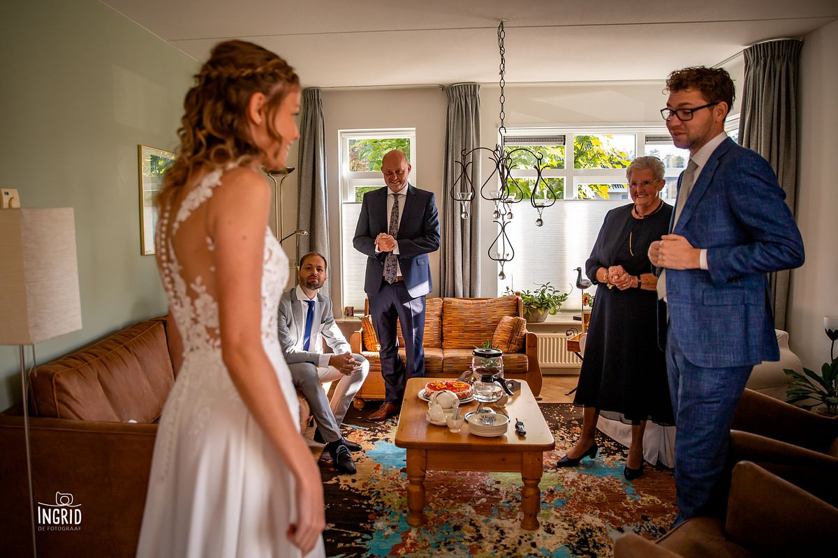 eerste ontmoeting van de bruid met haar familie op de trouwdag
