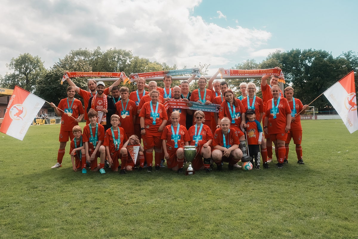 Die jubelnde Menge, als das Damenteam der Ibbenbürener Kickers mit ihrem Pokal geehrt wird.