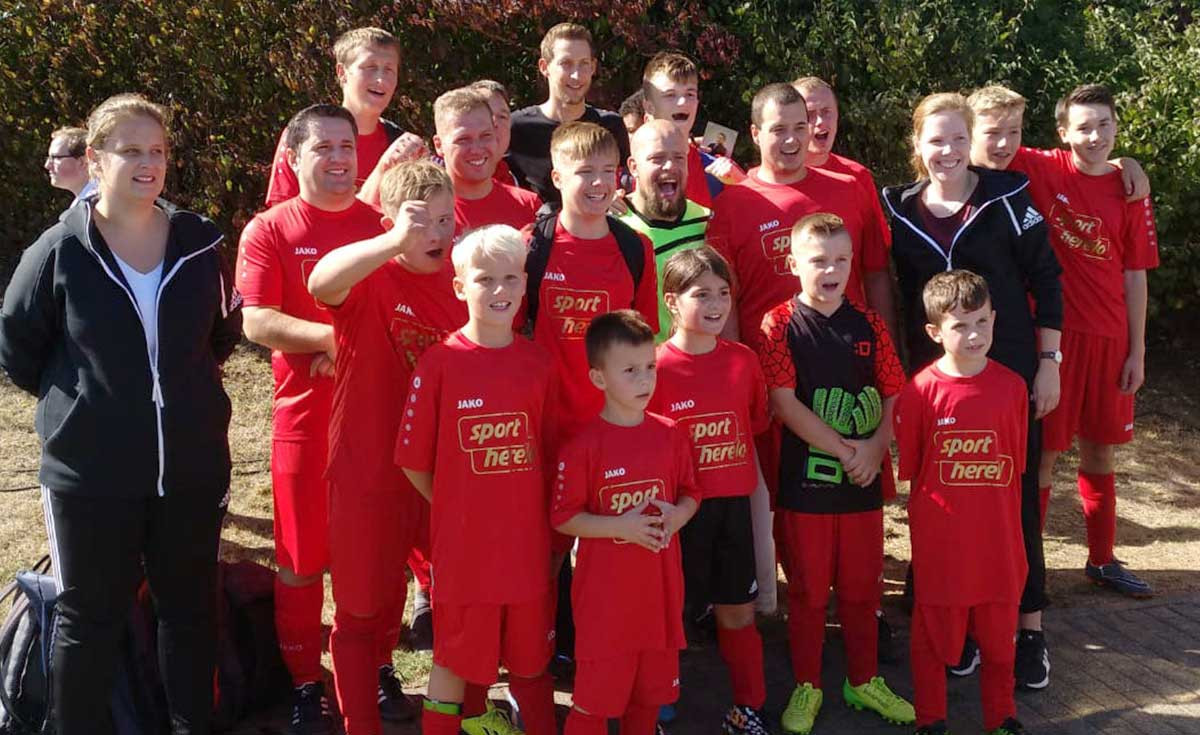 Stefan Kiesling, Bundesliga-Profi und Nationalspieler, mit den Ibb-Kickers beim Einfach-Fussball-Cup.