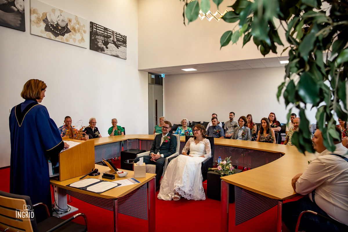 Bruiloft in het gemeentehuis in Vriezenveen, gemeente Twenterand