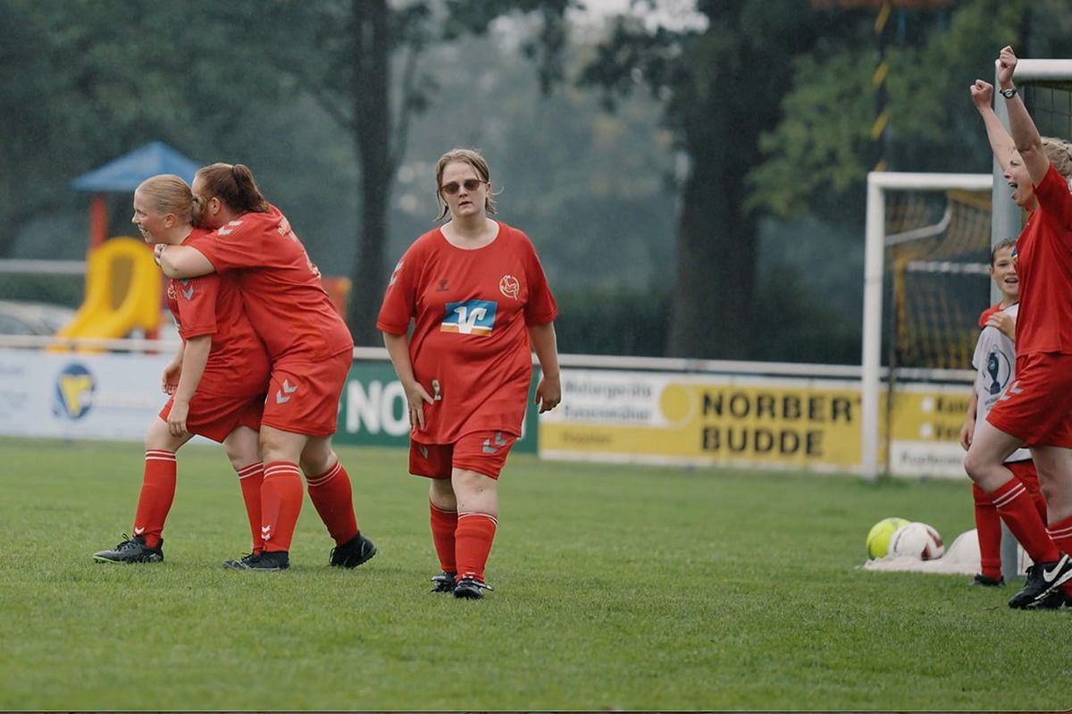 Abbildung zeigt: Gemeinsames Lachen und Jubeln: Die Ibbenbürener Kickers Ladies in Action!